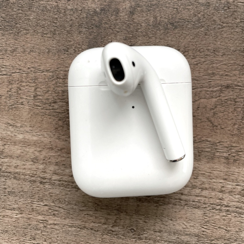 Apple | AirPod Gen 2 Case and Left Pod